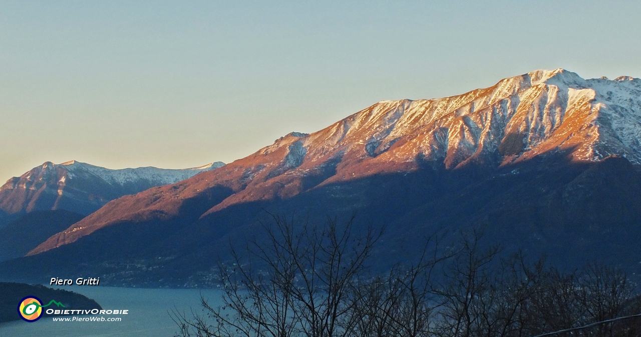 08 il sole nascente illumina il Bregagno....JPG